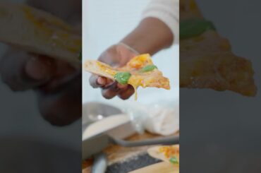 Pizza with roasted bell pepper sauce