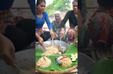 Stir Fried Chili Seafood Noodles on Banana Leaves #seafood #mukbang #seafoodprep #lobster