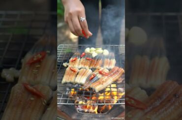 DILICIOUS Chili Sprinkled Eel Sizzling Over Fire With Rising Steam #seafoodrecipes #thaifood