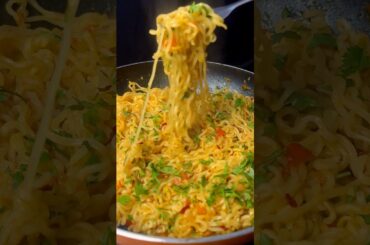 Burnt Garlic Chilli Maggi | Street Style Maggi #shorts