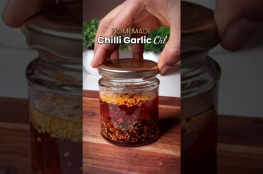 CHILLI GARLIC OIL | HOMEMADE CHILLI OIL #recipe #chillioil #shorts