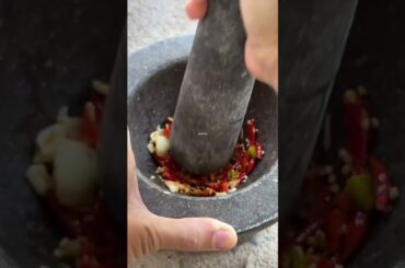 Pounding chili and garlic to prepare for stir fried fried snakehead fish with holy basil  #asmrvideo