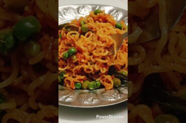 क्या आप भी ऐसे  बनाते हैं 😋#ytshorts #recipe #food #viralvideo #cooking# noodles #music #shorts