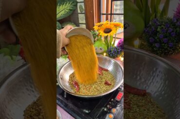 Agar aapko daal chawal khate wakt kuch kami  mahsoos ho toh banao yeh Kal mirch 🌶achar #shorts