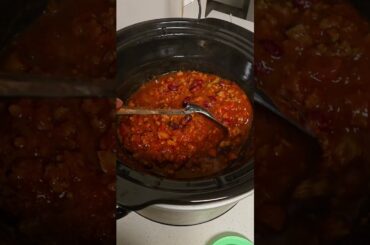 Snow Days & Turkey Chili Go Together Real Bad 😋🥣❄️ #chili #cornbread  #snow #yummy #winter #recipe