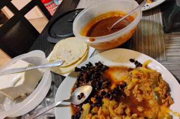 Frijoles de Hoya y carne molida con papas con salsa de rayado y queso fresco.