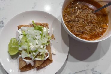 Taquitos de papa con sopa de fideo