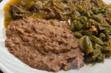 Chile verde con frijoles fritos y nopales