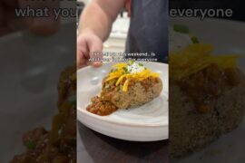 These chili stuffed baked potatoes are perfect for gameday! Recipe in comments!