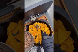 Bei nem spannenden Spiel geht NIX über Nachos mit Chili Cheese Sauce. 🧀🤤