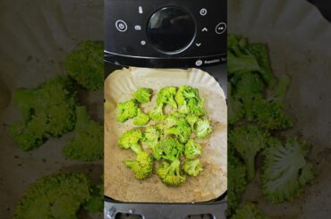 Airfried Broccoli Pepper Fry 🥦 | Airfryer recipes #viral #shorts #youtubeshorts #youtube #trending