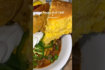 🔥 chunky beef chili & cornbread #chili #dinner #dinnerideas #cornbread