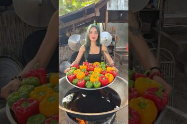 Cooking yummy deep fried capsicum and chicken for stir fry recipe