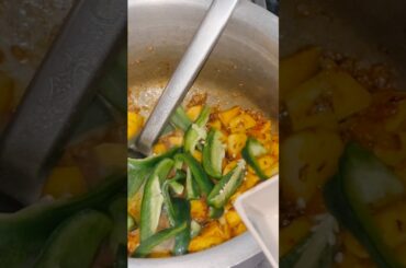 Aloo & Shimla mirch recipe 🫑 😋| #food #cooking #recipe #shorts