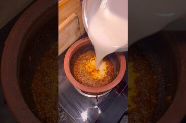 Chilli gives heat 🔥•Curd gives cooling ❄️•Garlic helps digestion ⚖️➡️ So it becomes a balanced meal