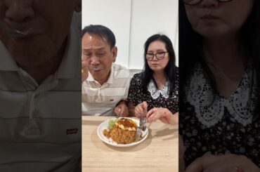 ข้าวผัดกับน้ำพริกไข่มันปูแห้ง ตัวเดียวจบเลย โปะไข่ดาว เข้ากันสุดๆ#ม้าน้อยโผลบิน #manoyphobin