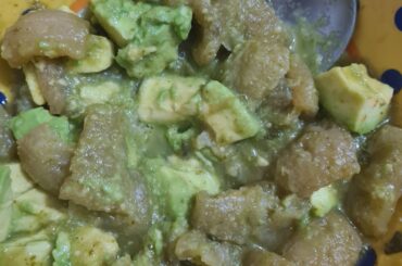 Chicharron en salsa verde con aguacate