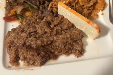 Bistec con salsa roja y frijoles fritos y chilaquiles y queso de guerrero