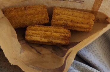 This salted carmel churro for $2.50 is a huge let down!! Very small peices. Disappointing to get this for the cost. Should be 1$