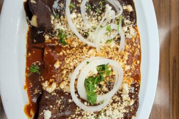 Enchiladas con mole negro, rojo y colorado