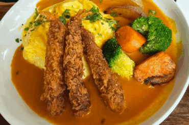 Ebi curry omurice