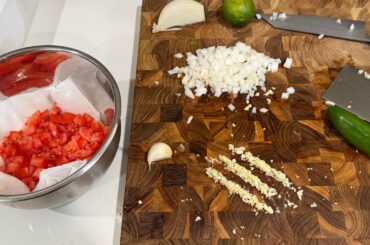 do you guys garlic in pico? white pepper?