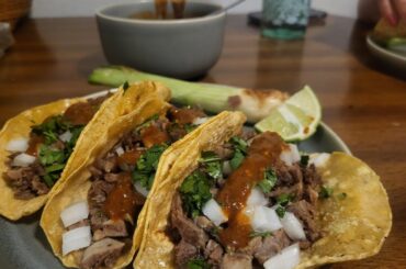 Tacos o Taconsototototes de lengua con salsa (chile pasilla de Oaxaca).