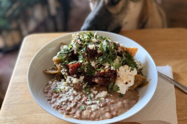 Chilaquiles Verde con chorizo y frijoles