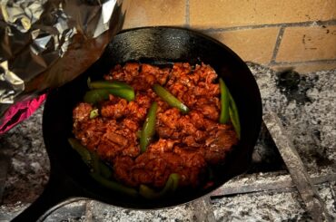 Queso fundido con chorizo y rajas.