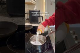 Golden milk latte 💛 Turmeric + black pepper is an inflammation fighting combo.