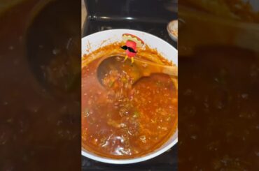One of my favorite meals! #chili #easydinners #cookingvideo #cooking #food ￼