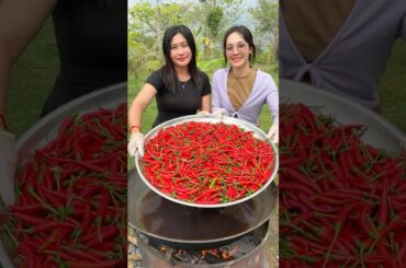 Cooking yummy deep fried chili to make sauce recipe