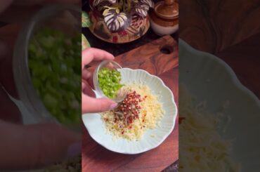 Chilli cheese toast 🧀🌿🌸 #food #recipe #cheesetoastrecipe #shortsfeed #easyrecipe #ytshorts
