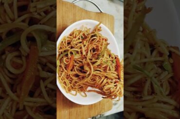 Hakka Noodles | Chilli Garlic Noodles #vegnoodle#streetfood #chawmein #shorts #viral #trending #food
