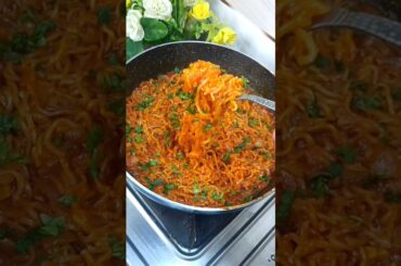 Burnt Garlic Chilli Maggi 🔥| Smoky Street Style Maggi 😍🍜#ytshorts #shorts #shortsfeed #foodshorts