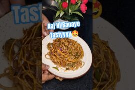 Jaldi Jaldi  Main Yummy Instant Chilli Chowmin  Bana Diya !! #shorts #ytshorts #streetfood #recipe