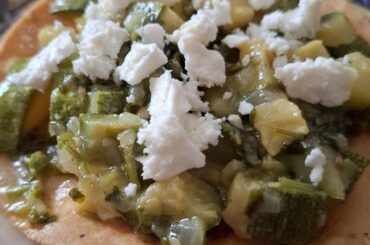 Tostada de calabacitas con queso