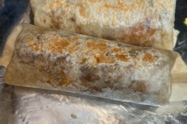 Desayuno, burritos, huevos, tocino, chorizo, papas y salsa habaneros