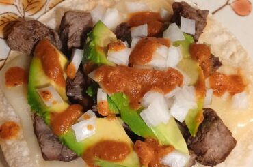 Bistec Taco y quesadilla aguacate