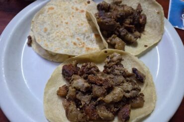 unos tacos de tripa para bajar me la peda