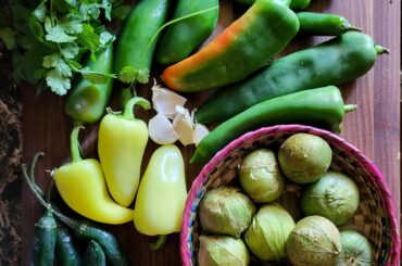Preparando los chiles para el guisado de lengua de res.