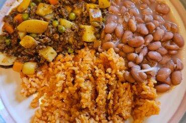 Picadillo con arroz y frijoles