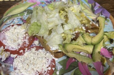 Tacos dorados de pollo con crema, queso, salsa verde, lechuga, aguacate y jitomate