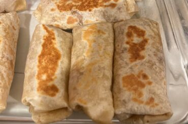 Burritos de desayuno con huevos y chorizo y papas y salsa habanero.