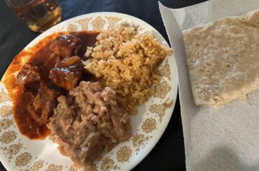 Costillas en salsa roja con arroz, frijoles y tortillas