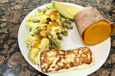 Huevo con nopales y salsa casera con queso fresco, aguacate, y camote.