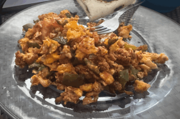 Huevito con papa (also chile, tomate y cebolla)