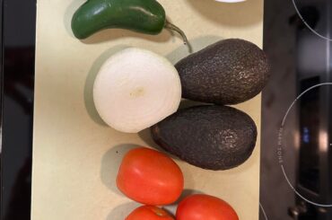 pico de gallo: aguacate ahumoda (spicy avocado)