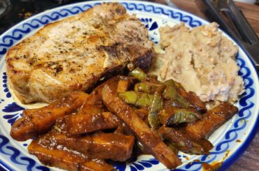 Chulet-ona!! Con unos nopales y papas en salsa de guajillo y unos frijolitos recalentados.