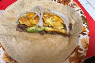 Burritos de desayuno, bistec y huevos con cebolla y aguacate y salsa habanero